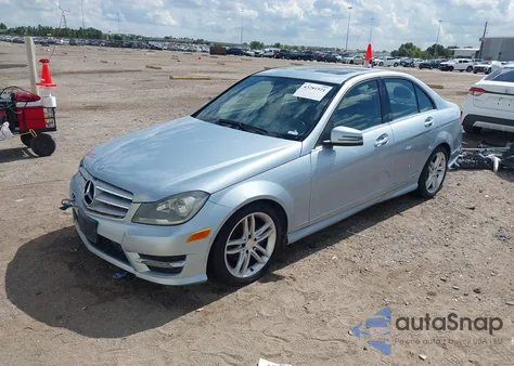 2013 Mercedes-Benz C 250 Sport z USA, uszkodzony, nr VIN WDDGF4HB6DR262428